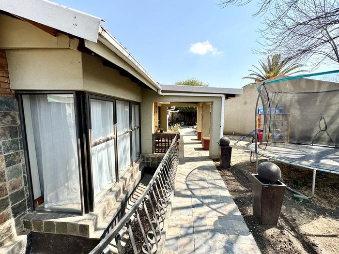 For Sale: House in Suidheuwel with three rental units and garages.