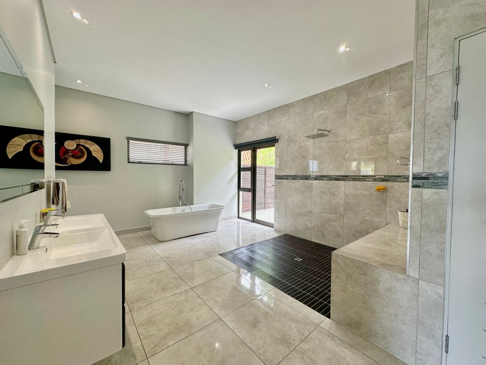 Large Main Bathroom En-suite