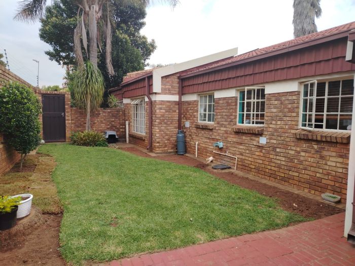 To Rent: 2-Bedroom Townhouse in Florida Lake with gardens and garage access.