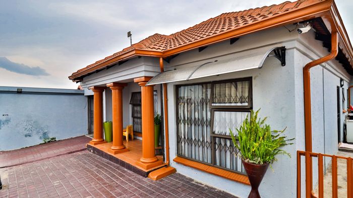 4-Bedroom House For Sale in Ebony Park with Garden and Pet-Friendly Features.