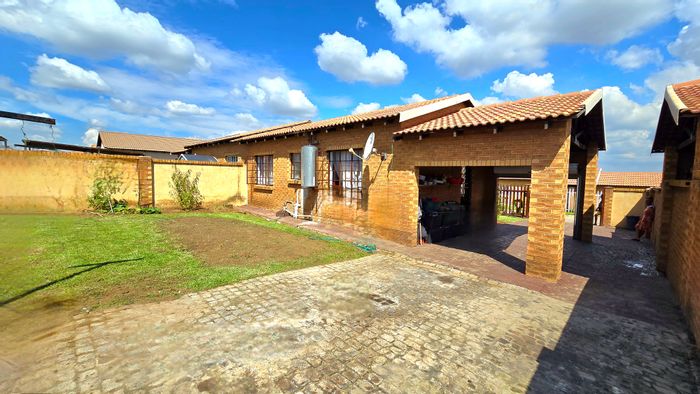 3-bedroom house in Tasbet Park for sale, near schools and supermarket.