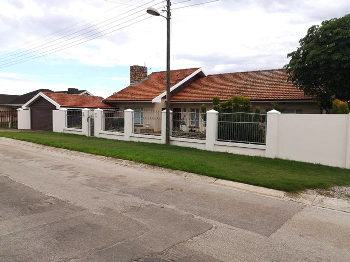 For Sale: Spacious 4-bedroom house in Despatch Central with study, lapa, and cellar.