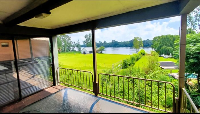 House To Rent in Zeekoefontein: 3 bedrooms, river access, pool, and office loft.
