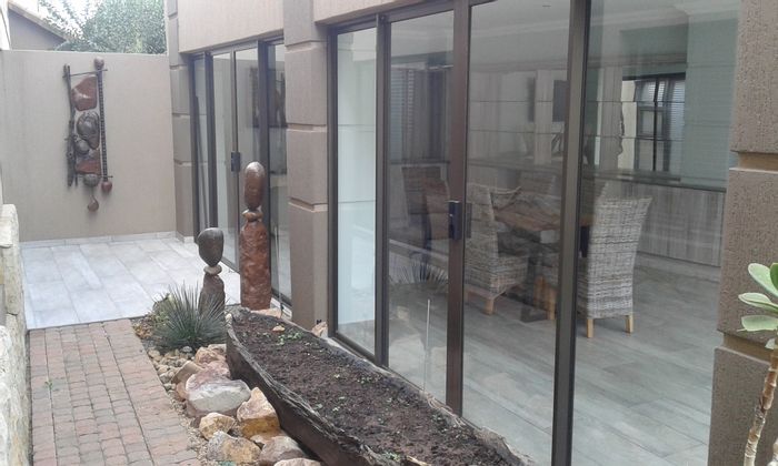 Townhouse in Sylviavale To Rent: 3 bedrooms, splash pool, security, DSTV included.