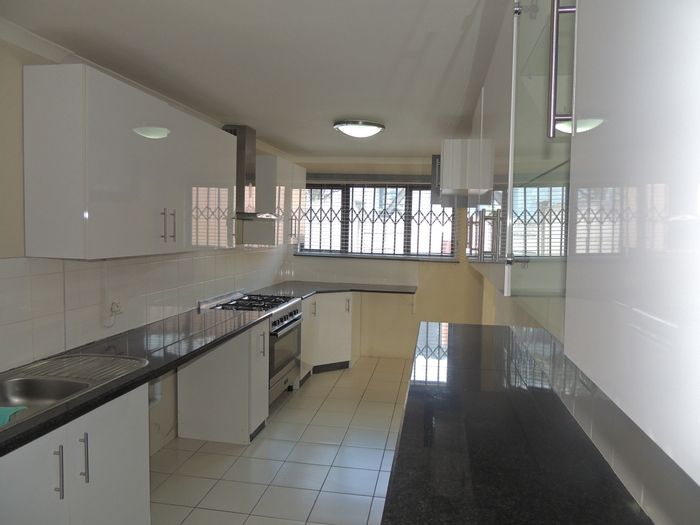 Elandspark House For Sale: 3 bedrooms, spacious yard, double carport, convenient location.