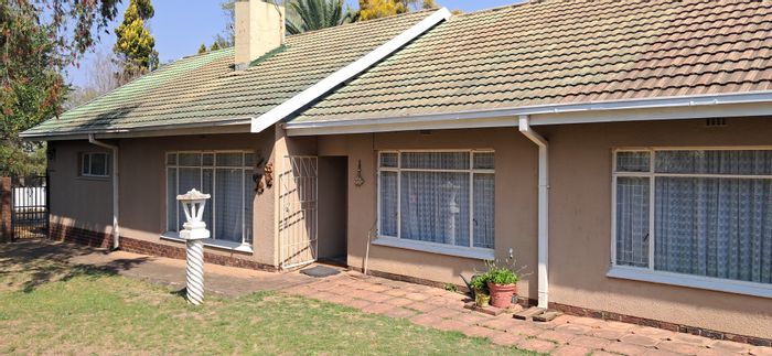 Pioneer Park House For Sale: 3 beds, pool, granny flat, rental agreement in place.