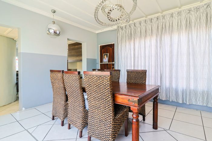 Elandspark House For Sale: 3 beds, self-contained cottage, expansive yard, 3-car carport.