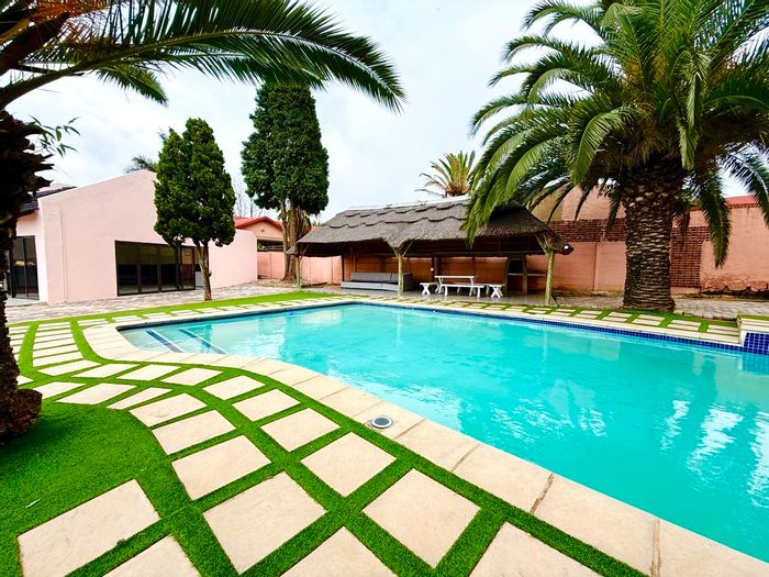 Witpoortjie House For Sale: Spacious home, income potential, pool, and entertainment area.