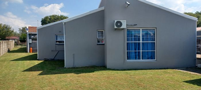 Pioneer Park House For Sale: 5 bedrooms, granny flat, solar security, spacious yard.