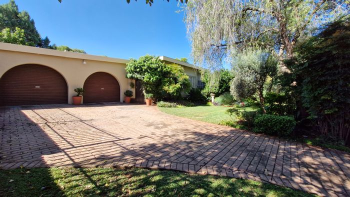 Valhalla House For Sale: 3 Bedrooms, pool, lapa, double garage, near school.