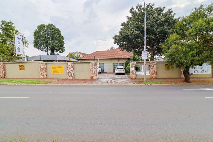For Sale: House in Brackenhurst with spacious layout, ample parking, and garden.