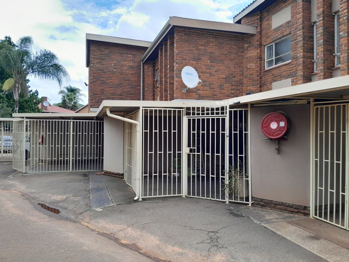 For Sale: Meyerspark Townhouse with 3 beds, garden, secure parking, and security.