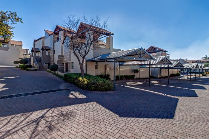 Fourways Apartment For Sale: 2 beds, pools, tennis court, clubhouse, 24-hour security.