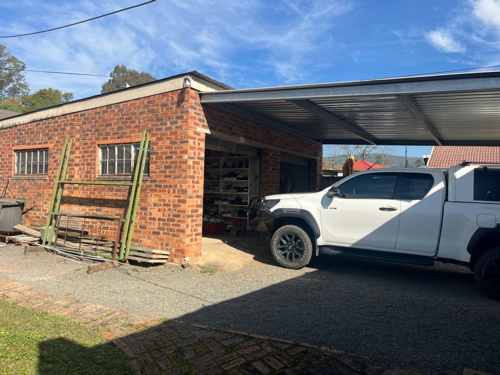 Garage abd carport of the 'Office house'.