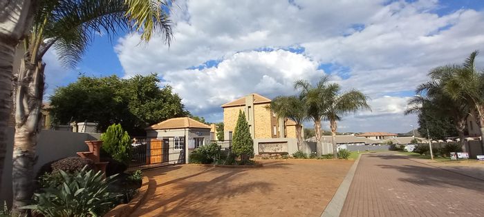 Townhouse To Rent in Noordheuwel: 2 beds, inverter, play park, prepaid electricity.