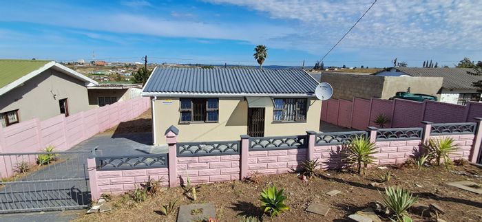 For Sale: House in Mdantsane with 2 bedrooms, spacious backyard, and security features.