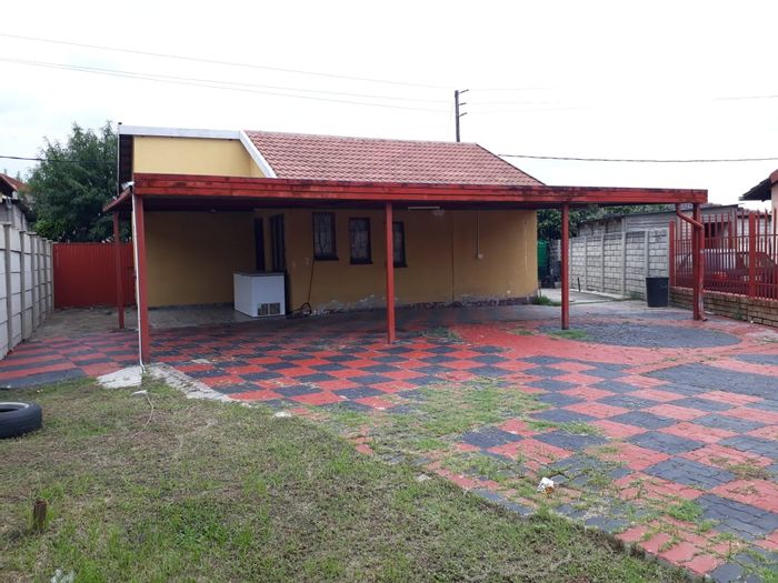 House for Sale in Meriting: 2 Bedrooms, Backroom, Carport, Ample Yard Space.