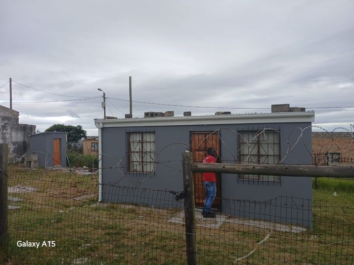Mbekweni House For Sale: 1 Bed, spacious yard, near schools and amenities.