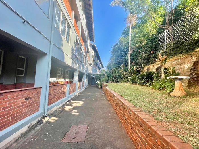 For Sale: Glenwood Apartment with 3 Bedrooms, Balcony, and Covered Parking.