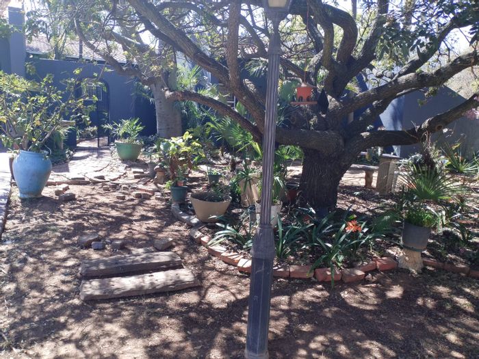 For Sale: House in Randjesfontein AH with 3 bedrooms, multiple lounges, and garages.