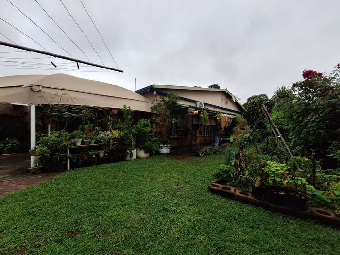 Spacious 3-bedroom house in Oos Einde with flatlet, garden, and ample parking. For Sale.