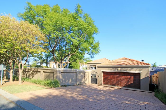 Kyalami Estates House For Sale: 3 Bedrooms, pool, entertainment areas, staff accommodation.