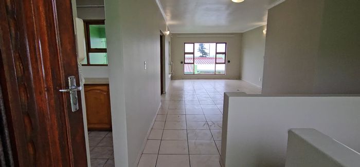 Quigney Townhouse To Rent: 3 bedrooms, sea view, garage, patio, close to amenities.