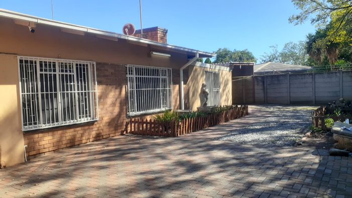 For Sale: House in Vanderbijlpark Cw 1 with 3 bedrooms, double garage, and garden.