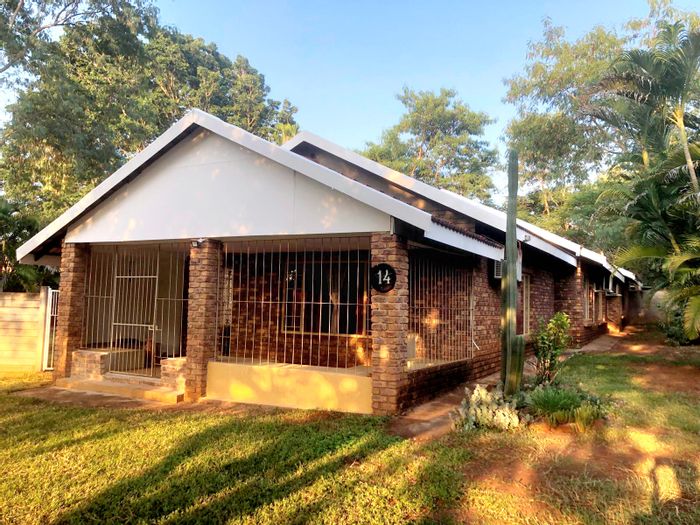 House for Sale in Komatipoort Central: 3 beds, flat, pool, double garage.