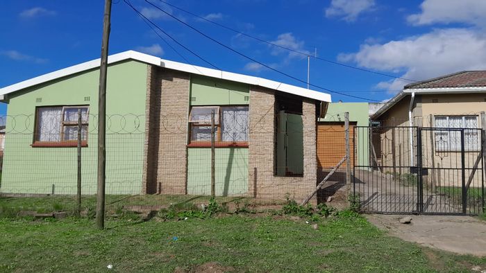 For Sale: House in Mdantsane with flatlet, garage, and secure outdoor space.