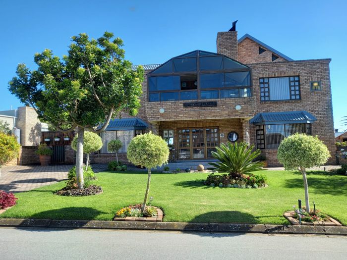 For Sale: Spacious 5-bedroom house in Stilbaai Wes with garden and scenic views.