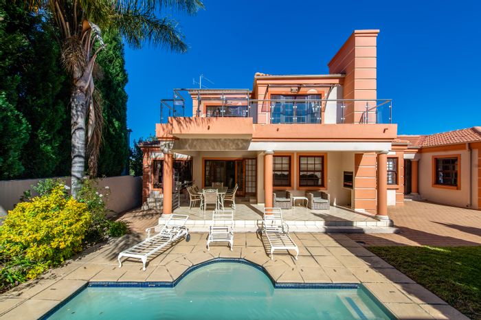 For Sale: House in Willaway with garden, pool, triple garage, and 4 bedrooms.