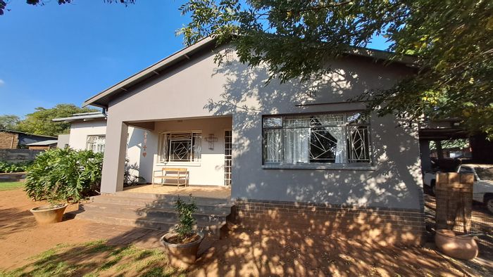 Rensburg House For Sale: Spacious layout, pool, flatlet, double garage, workshop.