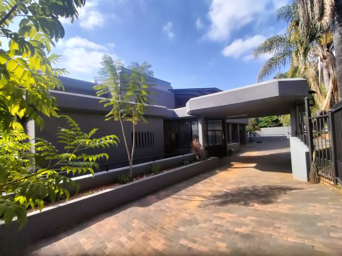 Spacious 9-bedroom house in Florauna with extensive amenities, for sale now.