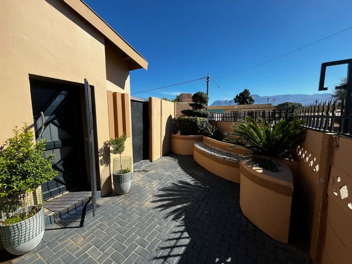 Dual-living house in Esselenpark for sale with ample parking and income potential.