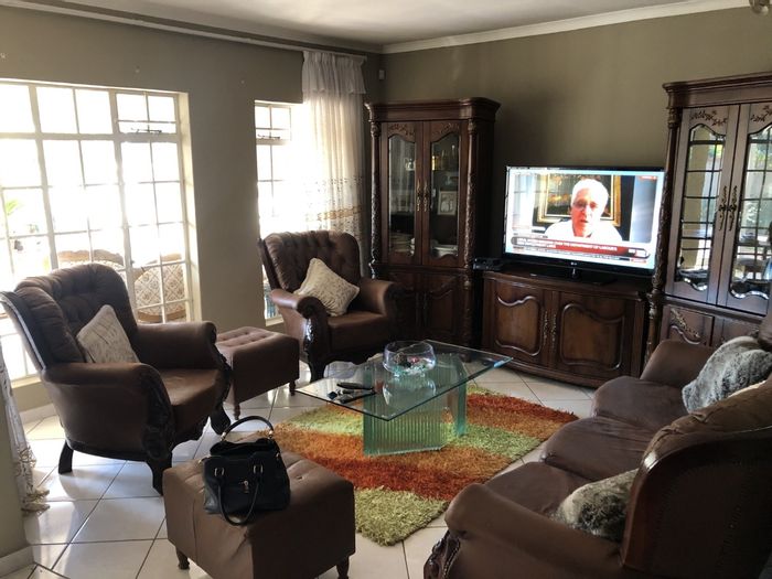 For Sale: Townhouse in Potchefstroom Central with 3 bedrooms, ample parking, and open-plan living.
