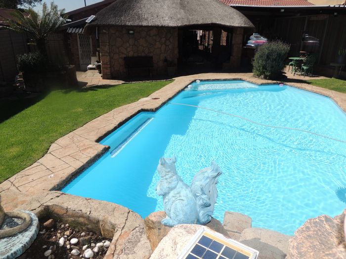 Elandspark House For Sale: 3 beds, pool, entertainment area, solar system.