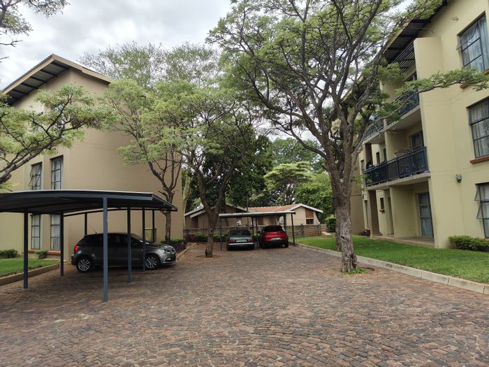 3-Bedroom Apartment in Geelhoutpark For Sale with 24-Hour Security and Balcony.