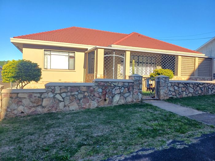 House for Sale in Mosel: 3 Bedrooms, Flatlet, Garage, Spacious Yard.