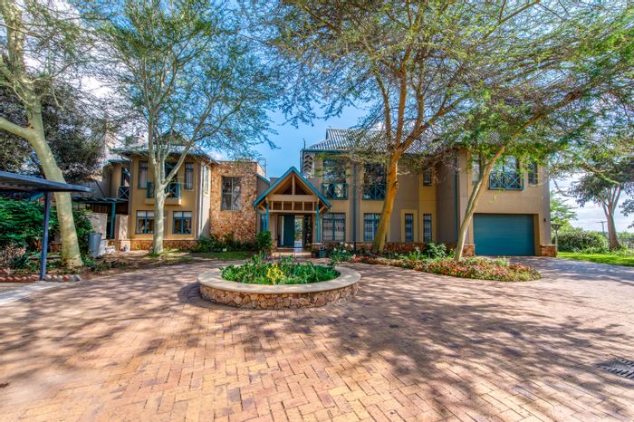 Bridle Park AH Small Holding For Sale: Main home, two cottages, equestrian facilities.