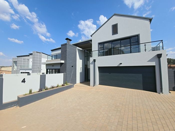 For Sale: House in Fountainbrook Estate with pool, braai room, and staff quarters.