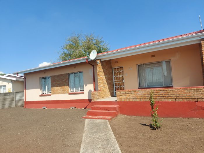 Oos Einde House For Sale: 3 bedrooms, large yard, near schools and amenities.
