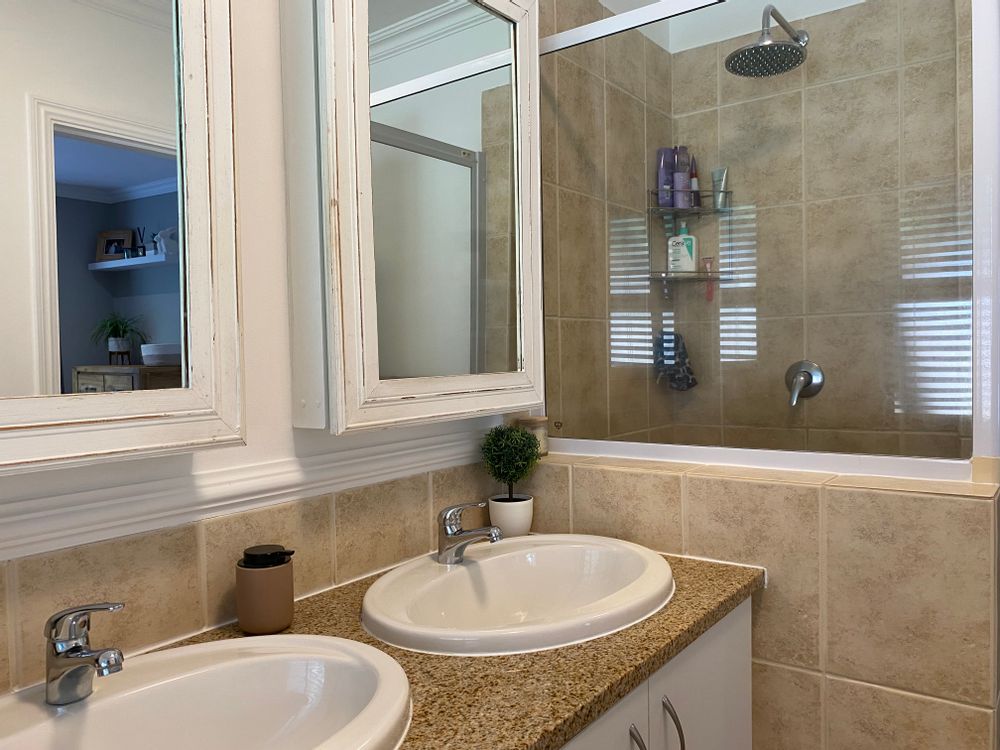 Main en-suite with bath & shower