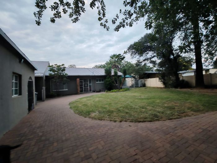 House For Sale in Sasolburg Ext 15: 3 Bedrooms, pool, garages, near amenities.
