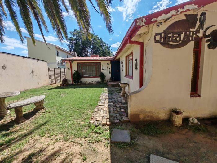 4-Bedroom House For Sale in Sasolburg Ext 12 with garage and office space.