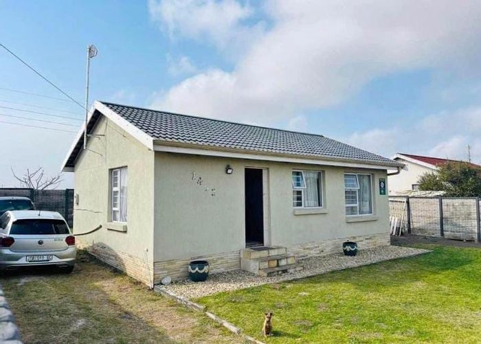 3-Bedroom House For Sale in Mdantsane Nu 17 with yard and secure walls.