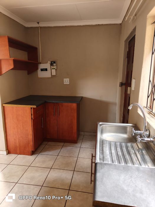 Flat to Rent in Promosa: Bachelor unit with parking, near amenities and transport.