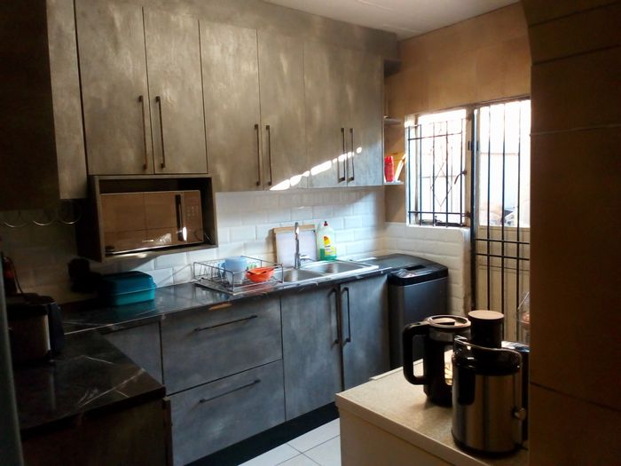 For Sale: Cluster in Rosettenville with 3 bedrooms, private garden, and parking.