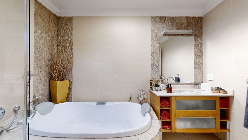 First Bedroom En-suite