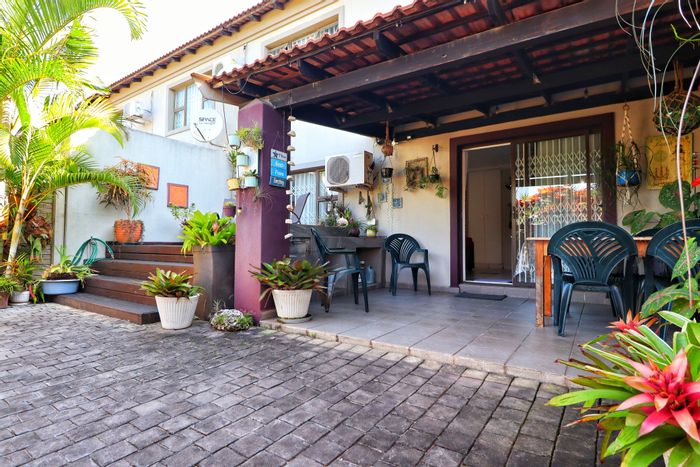 Townhouse for Sale in Meer En See: Spacious 2-bed, private garden, ample parking.